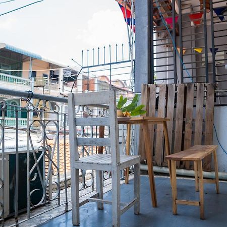 Sacred Lotus - Vegan Cafe X Hostel Phnom Pen Exterior foto