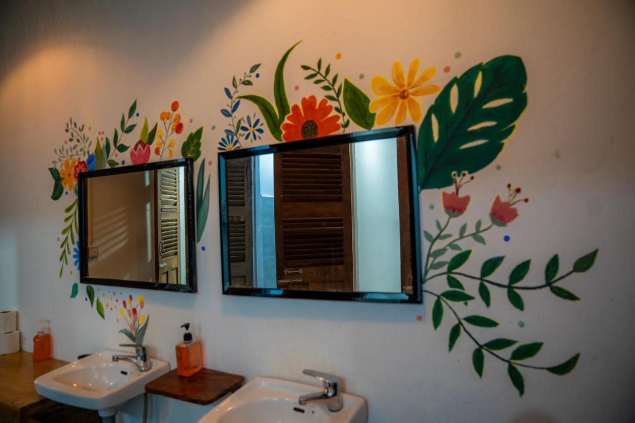 Sacred Lotus - Vegan Cafe X Hostel Phnom Pen Exterior foto