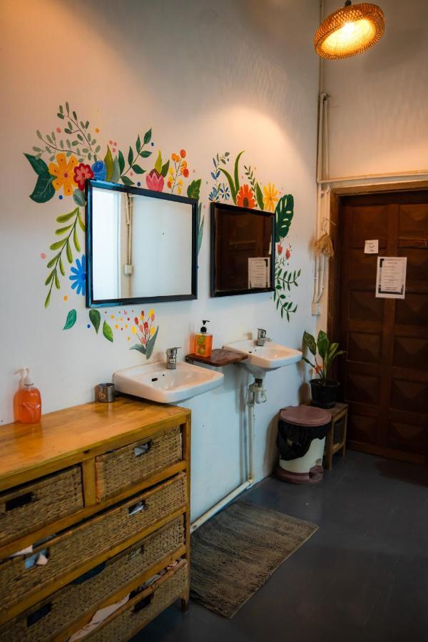 Sacred Lotus - Vegan Cafe X Hostel Phnom Pen Exterior foto