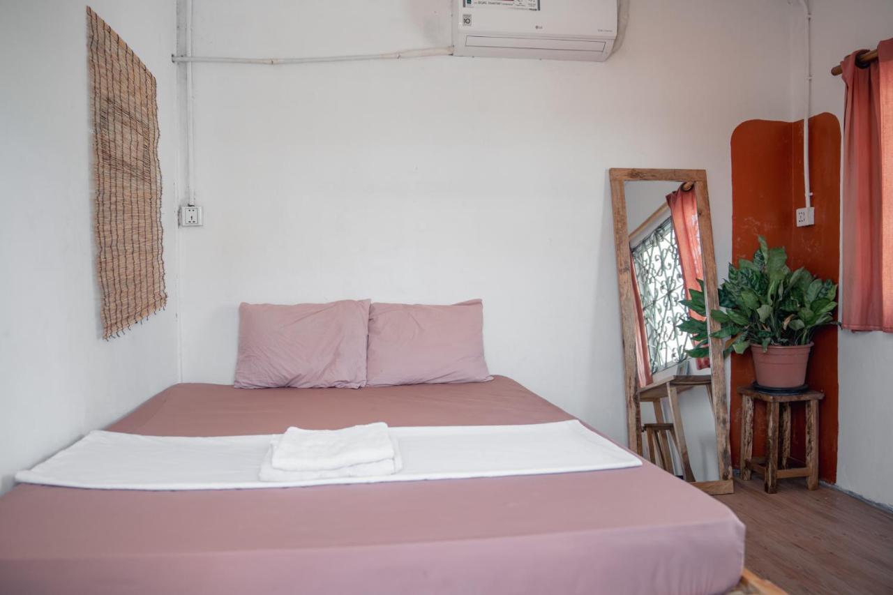 Sacred Lotus - Vegan Cafe X Hostel Phnom Pen Exterior foto
