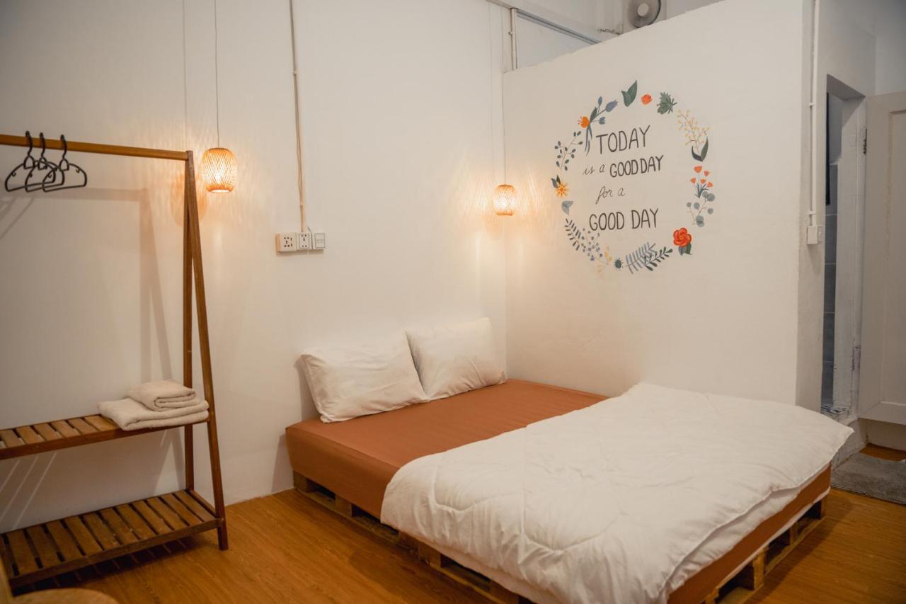 Sacred Lotus - Vegan Cafe X Hostel Phnom Pen Exterior foto