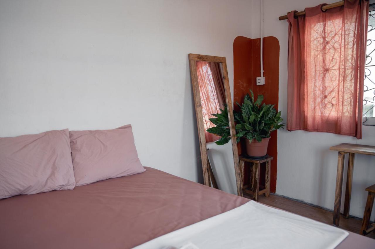 Sacred Lotus - Vegan Cafe X Hostel Phnom Pen Exterior foto