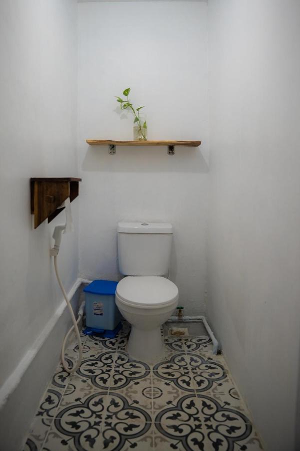 Sacred Lotus - Vegan Cafe X Hostel Phnom Pen Exterior foto