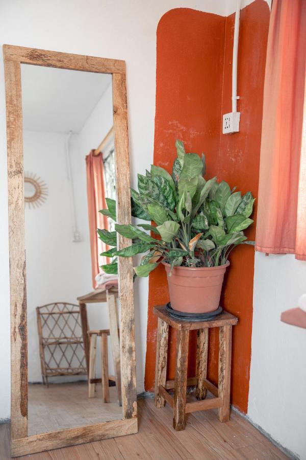 Sacred Lotus - Vegan Cafe X Hostel Phnom Pen Exterior foto