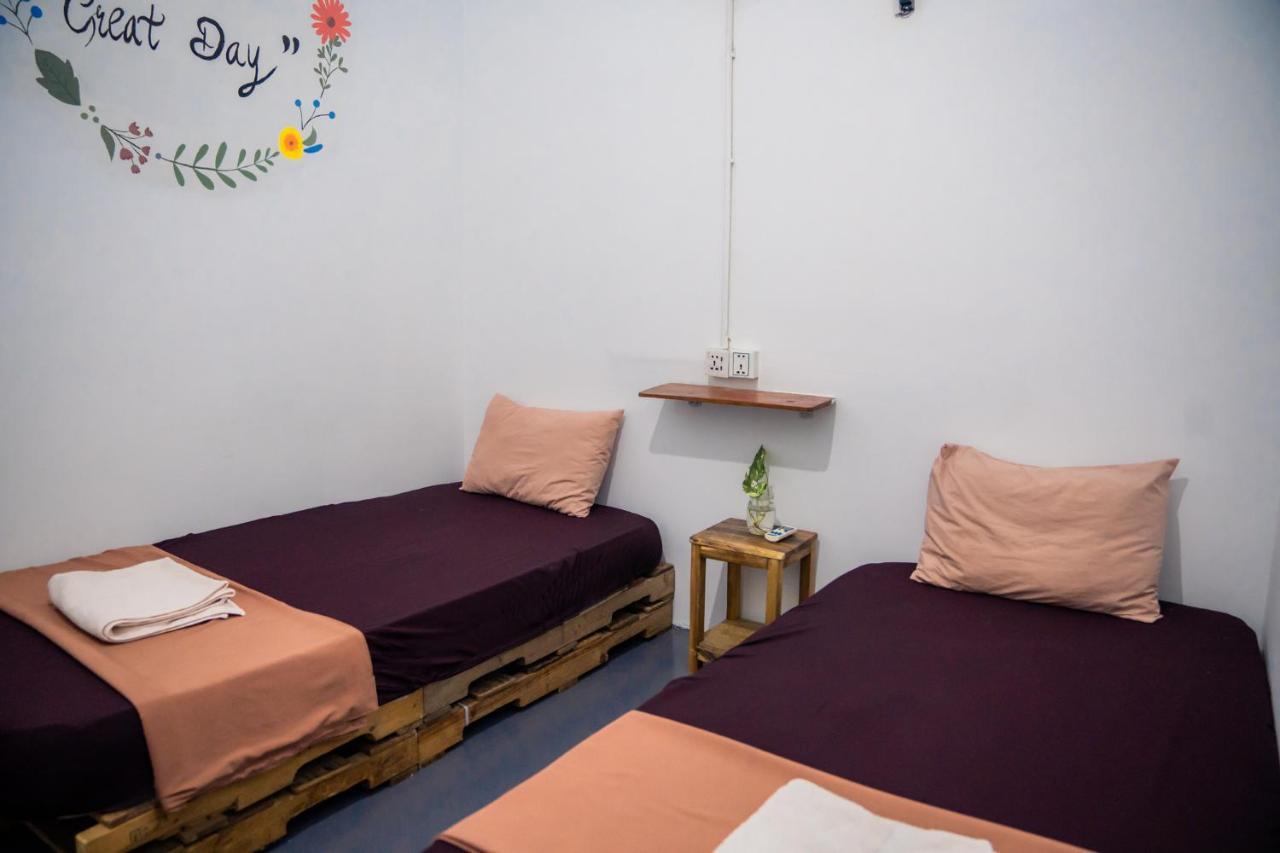 Sacred Lotus - Vegan Cafe X Hostel Phnom Pen Exterior foto