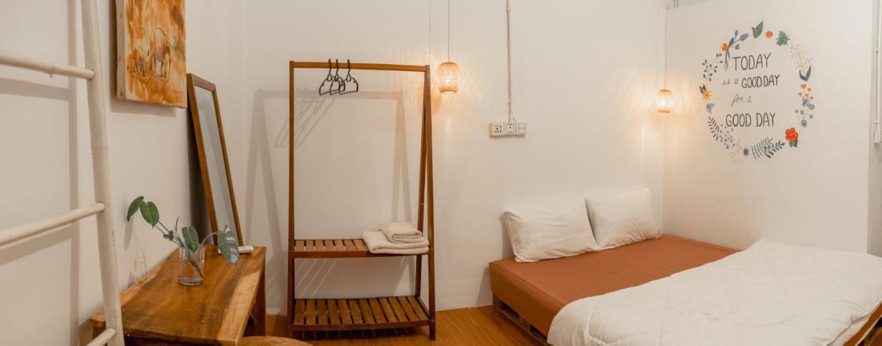 Sacred Lotus - Vegan Cafe X Hostel Phnom Pen Exterior foto