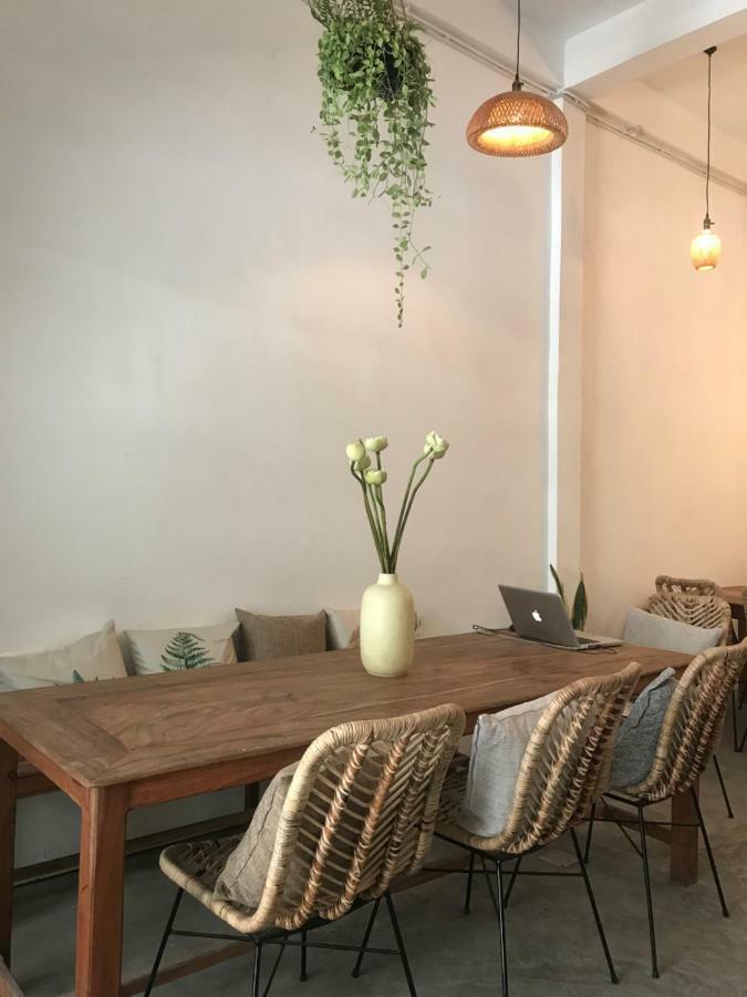 Sacred Lotus - Vegan Cafe X Hostel Phnom Pen Exterior foto