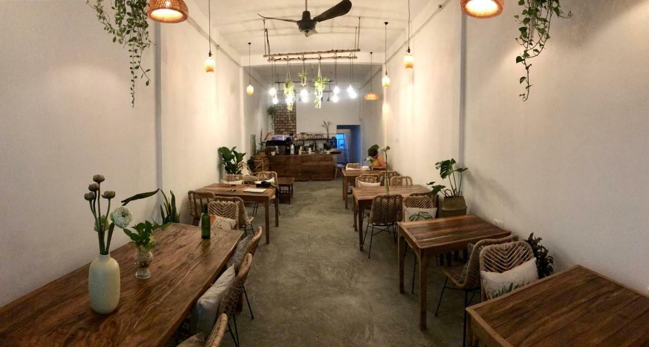 Sacred Lotus - Vegan Cafe X Hostel Phnom Pen Exterior foto