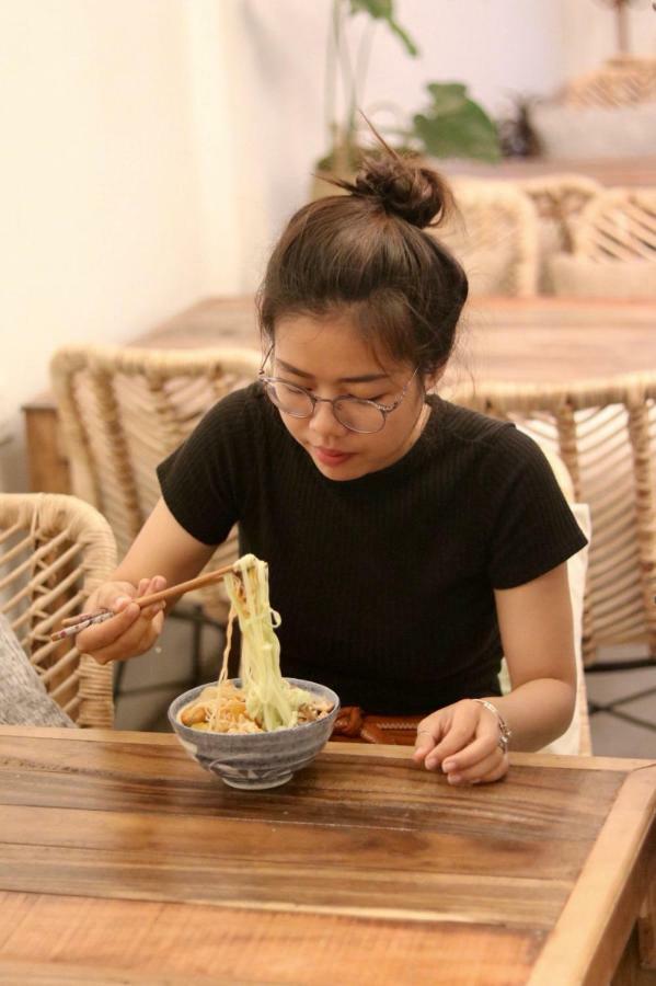 Sacred Lotus - Vegan Cafe X Hostel Phnom Pen Exterior foto