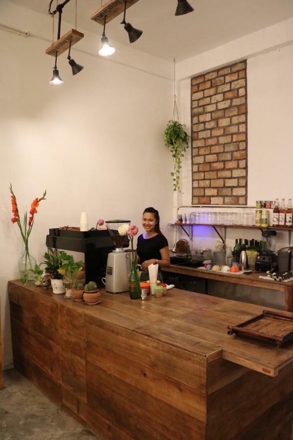 Sacred Lotus - Vegan Cafe X Hostel Phnom Pen Exterior foto