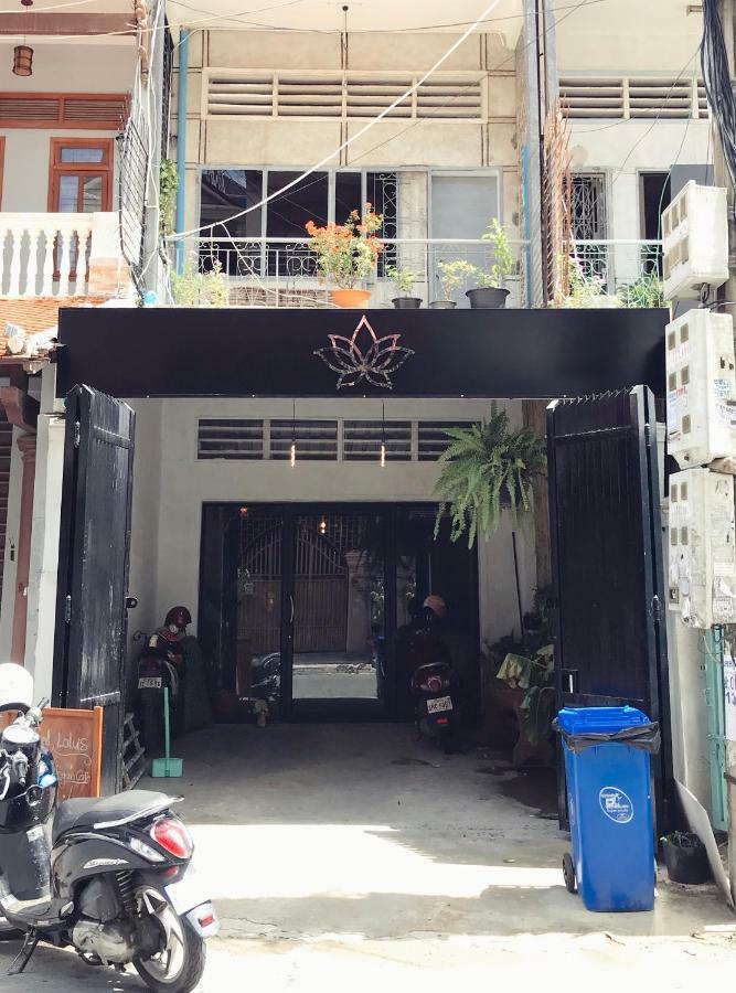 Sacred Lotus - Vegan Cafe X Hostel Phnom Pen Exterior foto